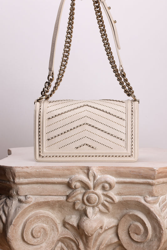 CHANEL CRUMPLED CALFSKIN CHEVRON MEDIUM CHAIN BOY FLAP IVORY