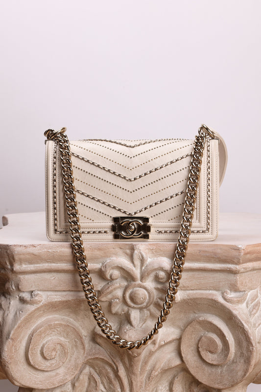 CHANEL CRUMPLED CALFSKIN CHEVRON MEDIUM CHAIN BOY FLAP IVORY